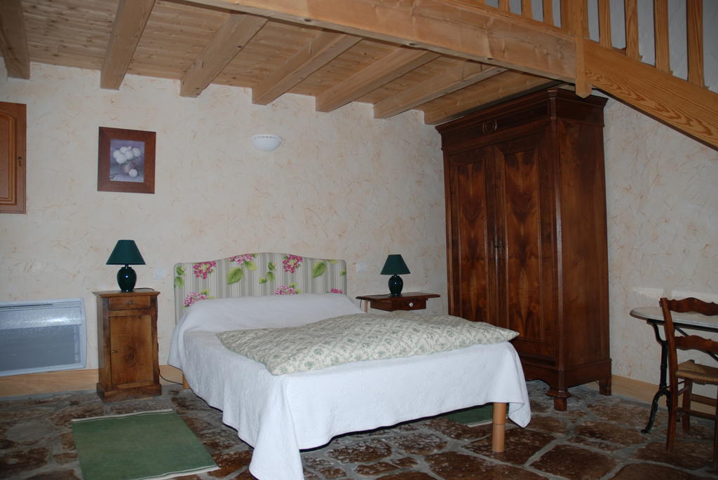 Couette Et Potager D'Antan Acomodação com café da manhã Mellé Quarto foto